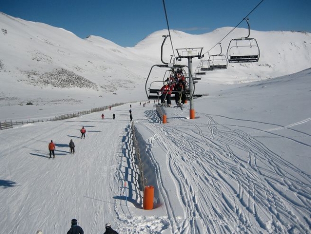 unos telefericos en una pista de nieve.jpg